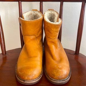 Gorgeous shearling lined Frye short boots.